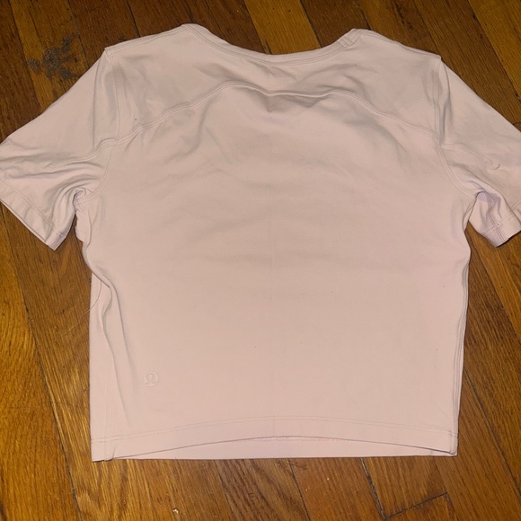 NWOT Lululemon Athletica Light Purple Short Sleeve Tee - Picture 2 of 2